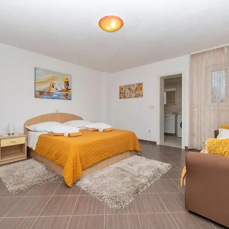 Lägenhet With Parking Space - 23020